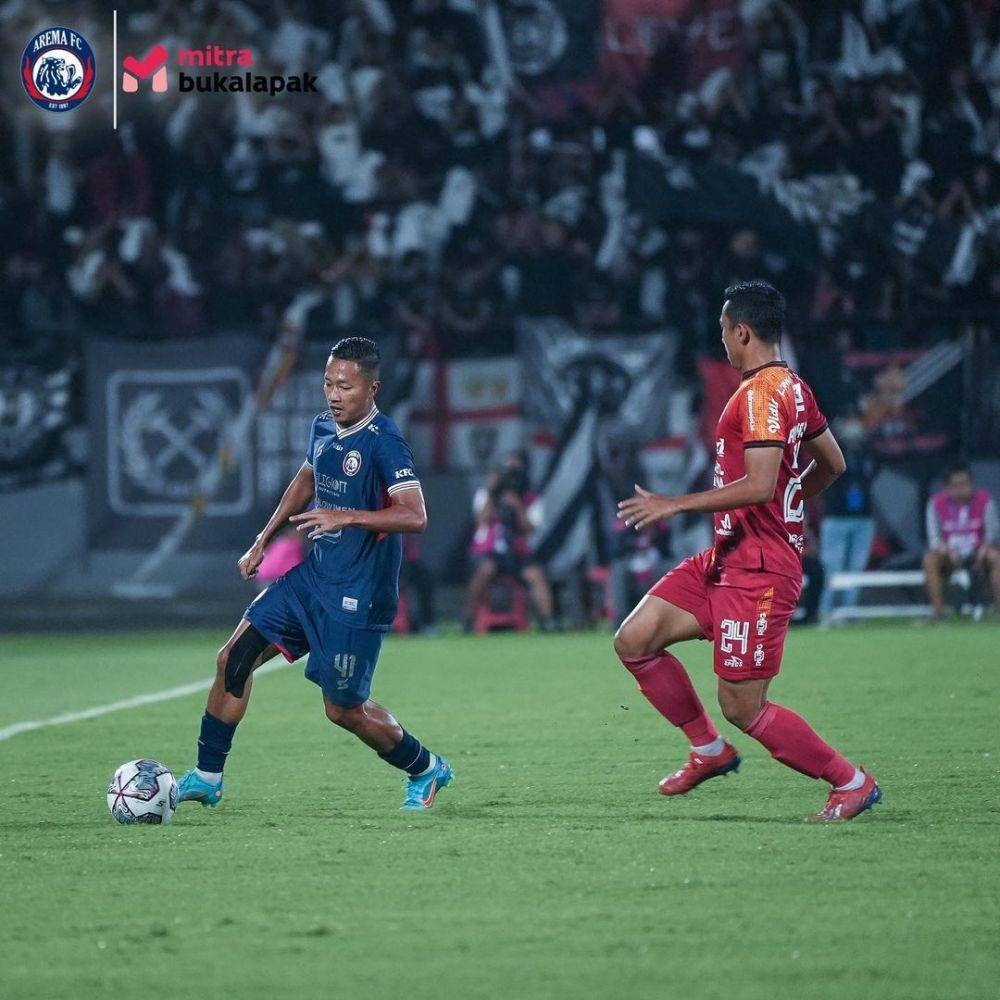 Dendi Santoso berusaha melepaskan diri dari kawalan pemain Bali United. Instagram/aremafcofficial