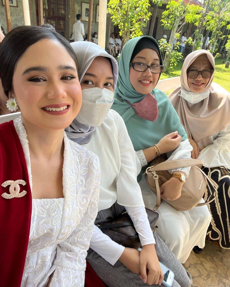 potret Tissa Biani pakai kebaya bak ibu pejabat (instagram.com/tissabiani)