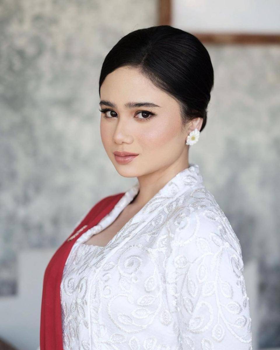 potret Tissa Biani pakai kebaya bak ibu pejabat (instagram.com/tissabiani)