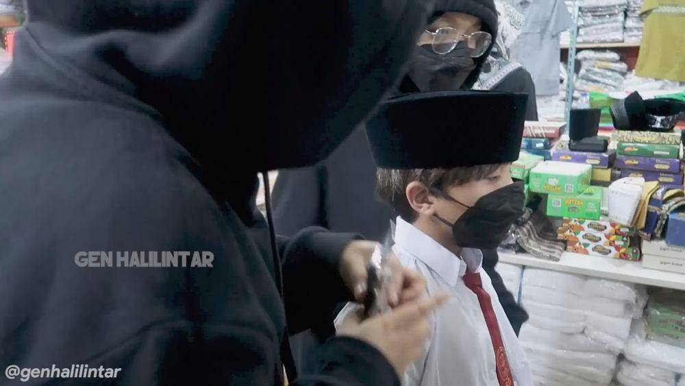 Gen Halilintar belanja seragam (youtube.com/genhalilintar)