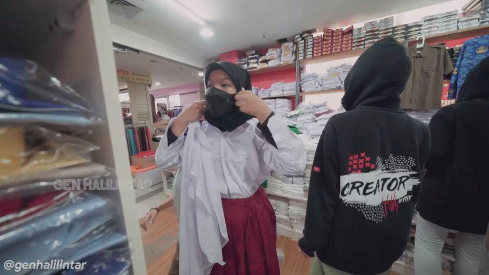 Gen Halilintar belanja seragam (youtube.com/genhalilintar)