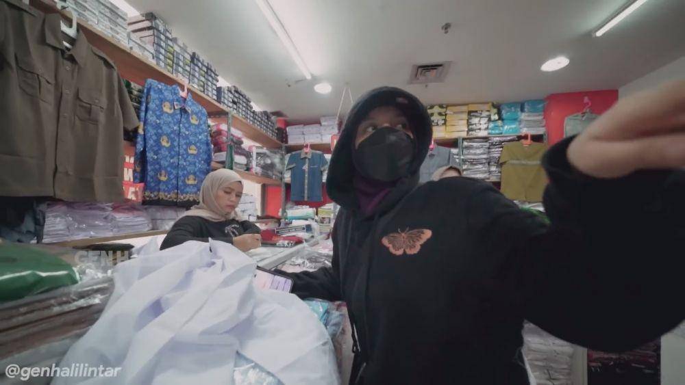 Gen Halilintar belanja seragam (youtube.com/genhalilintar)