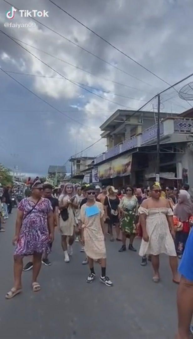 kostum jalan sehat kocak (tiktok.com/@faiyan09)