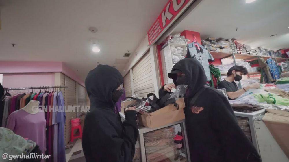 Gen Halilintar belanja seragam (youtube.com/genhalilintar)