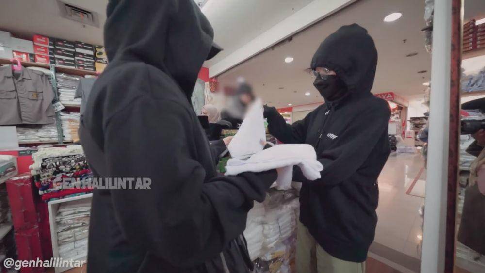 Gen Halilintar belanja seragam (youtube.com/genhalilintar)