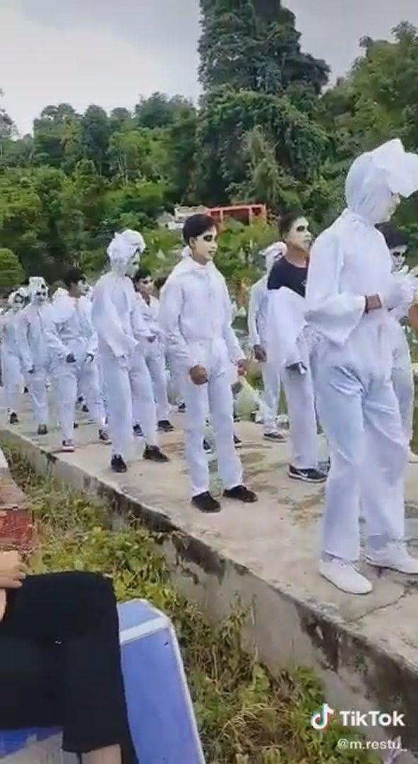 kostum jalan sehat kocak (tiktok.com/@m.restu_)