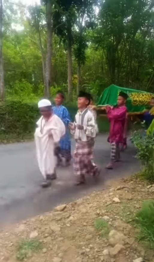 kostum jalan sehat kocak (tiktok.com/@kegabutanku62)