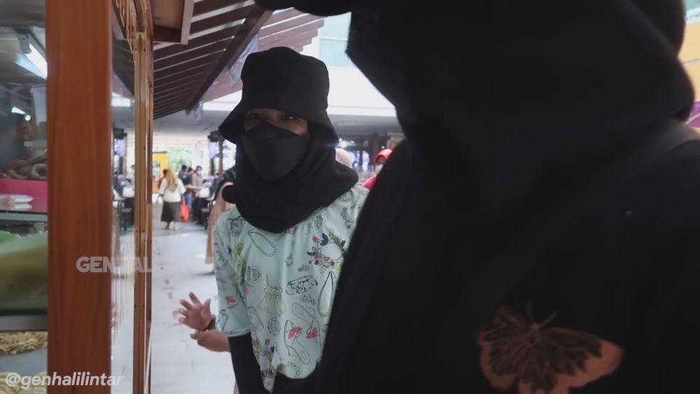 Gen Halilintar belanja seragam (youtube.com/genhalilintar)