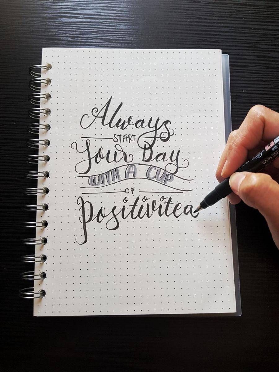 ilustrasi menulis afirmasi positif (unsplash.com/sharmine27)