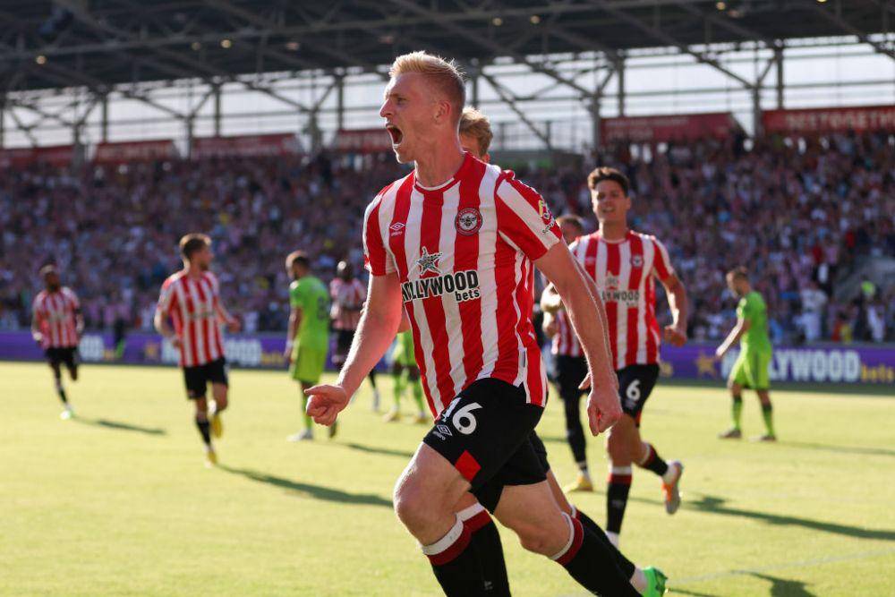 Ben Mee melakukan selebrasi setelah mencetak gol ke gawang Manchester United di English Premier League 2022/2023. (twitter.com/premierleague)