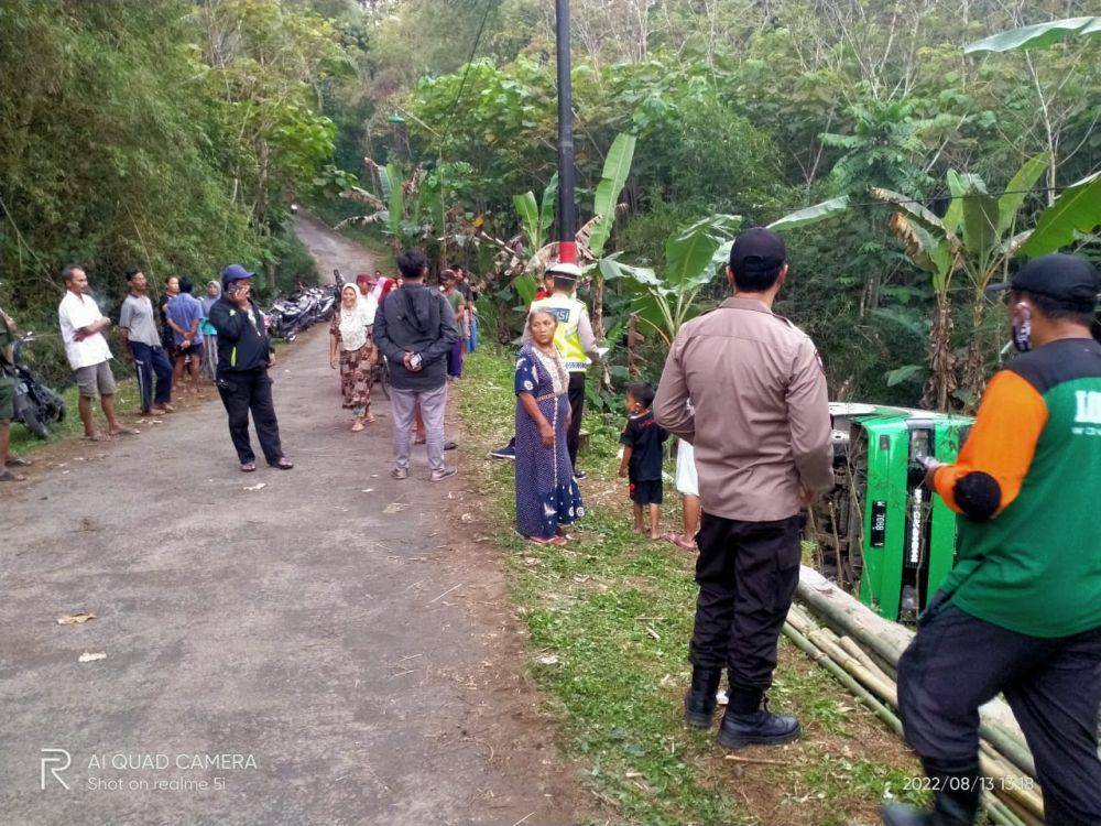 Proses evakuasi saat bus terguling di kebun milik warga. Dok/istimewa