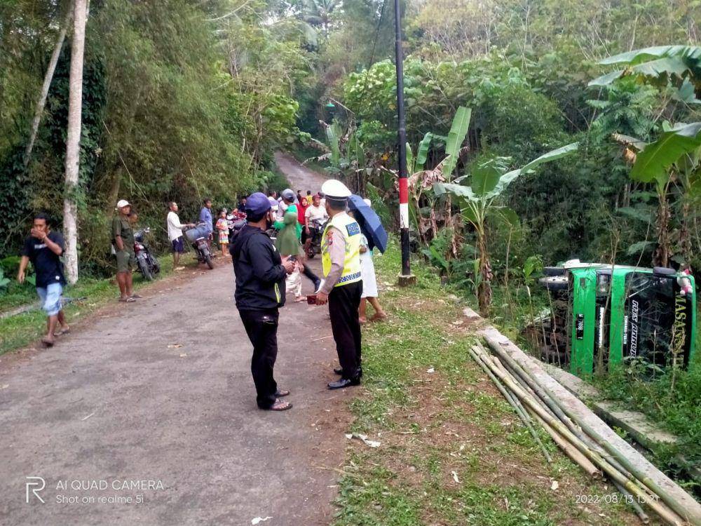 Bus pembawa siswa MTs yang terguling di kawasan Desa Plandi, Kabupaten Malang. Dok/istimewa