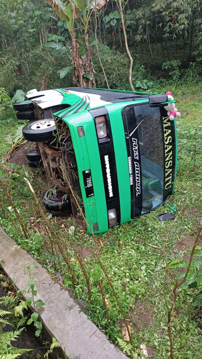 Bus rombongan siswa MTs di Malang terguling. Dok/istimewa