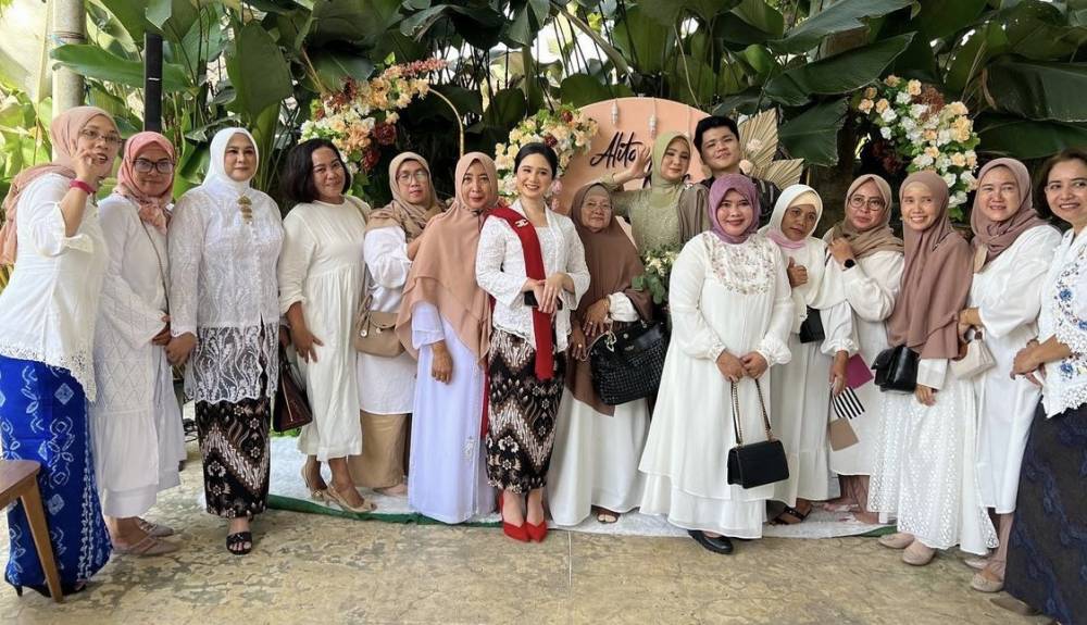 potret Tissa Biani pakai kebaya bak ibu pejabat (instagram.com/tissabiani)