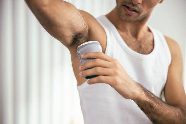 Ilustrasi penggunaan deodoran (istockphoto.com)