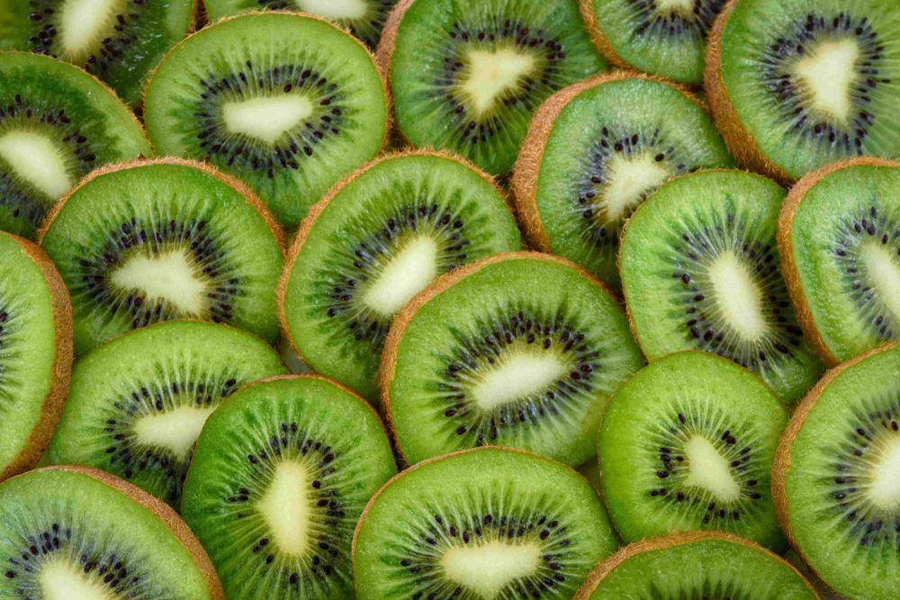 ilustrasi biji buah kiwi (pexels.com/PhotoMIX Company)
