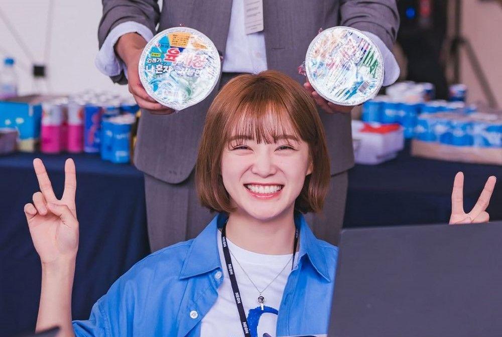 10 Potret Kim Se Jeong di Balik Layar Today's Webtoon, Auranya Ceria!