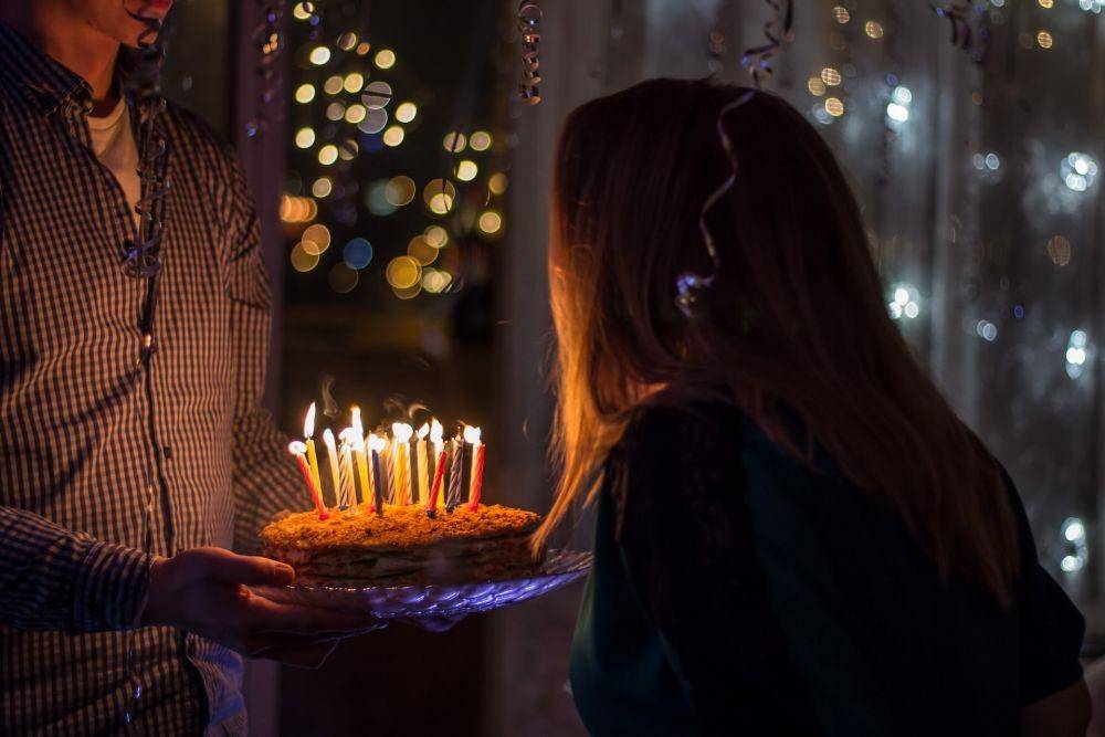 ilustrasi meniup lilin saat ulang tahun (unsplash.com/Sergei Solo)