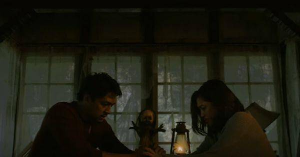 Sepasang lelaki dan perempuan memulai permainan jelangkung ( Dok. Screenplay Films / Jailangkung 3 )