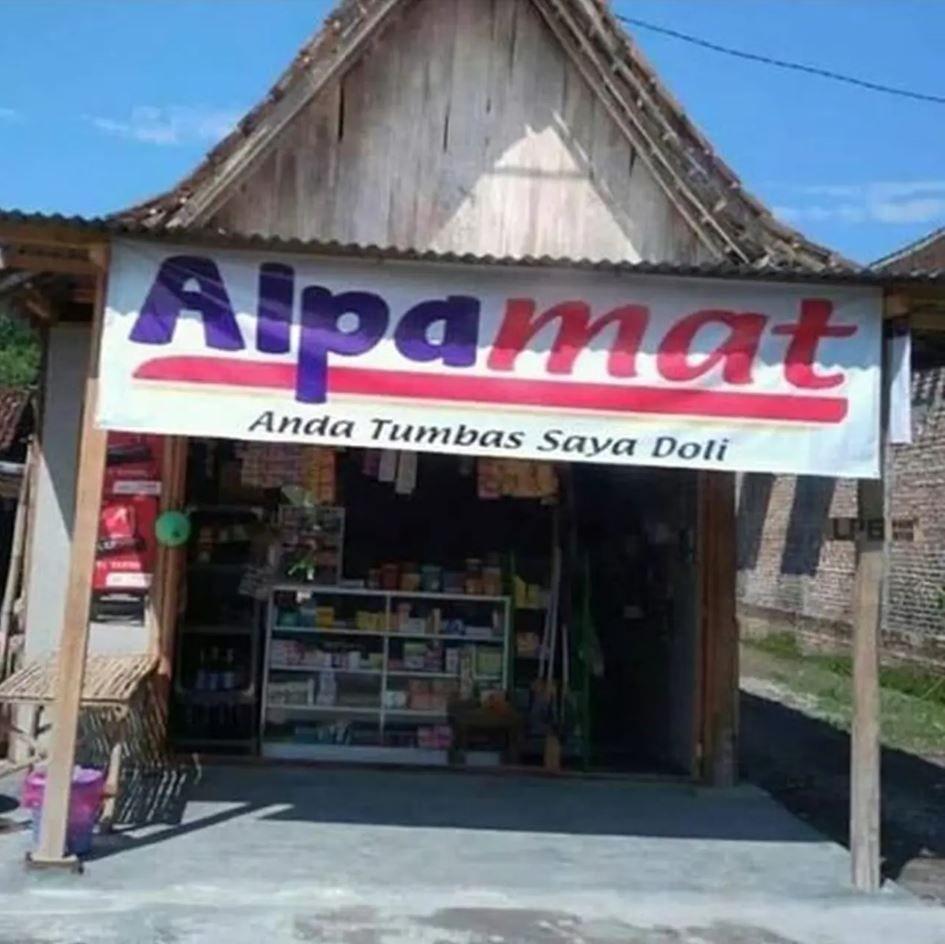 spanduk pelesetan mini market (twitter.com/nocontextwarung)