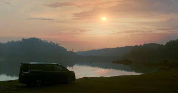 Keluarga Adrian berlibur ke danau ( Dok. Screenplay Films / Jailangkung 3 )