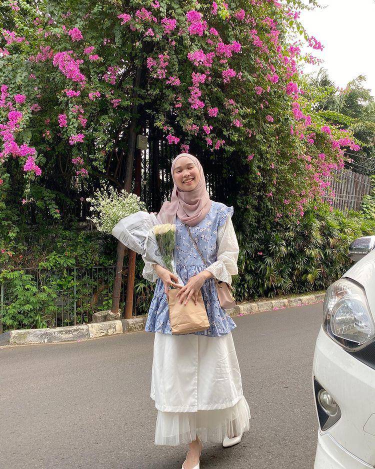 potret Astri Ratnasari memakai floral outfit (instagram.com/nasariastri)
