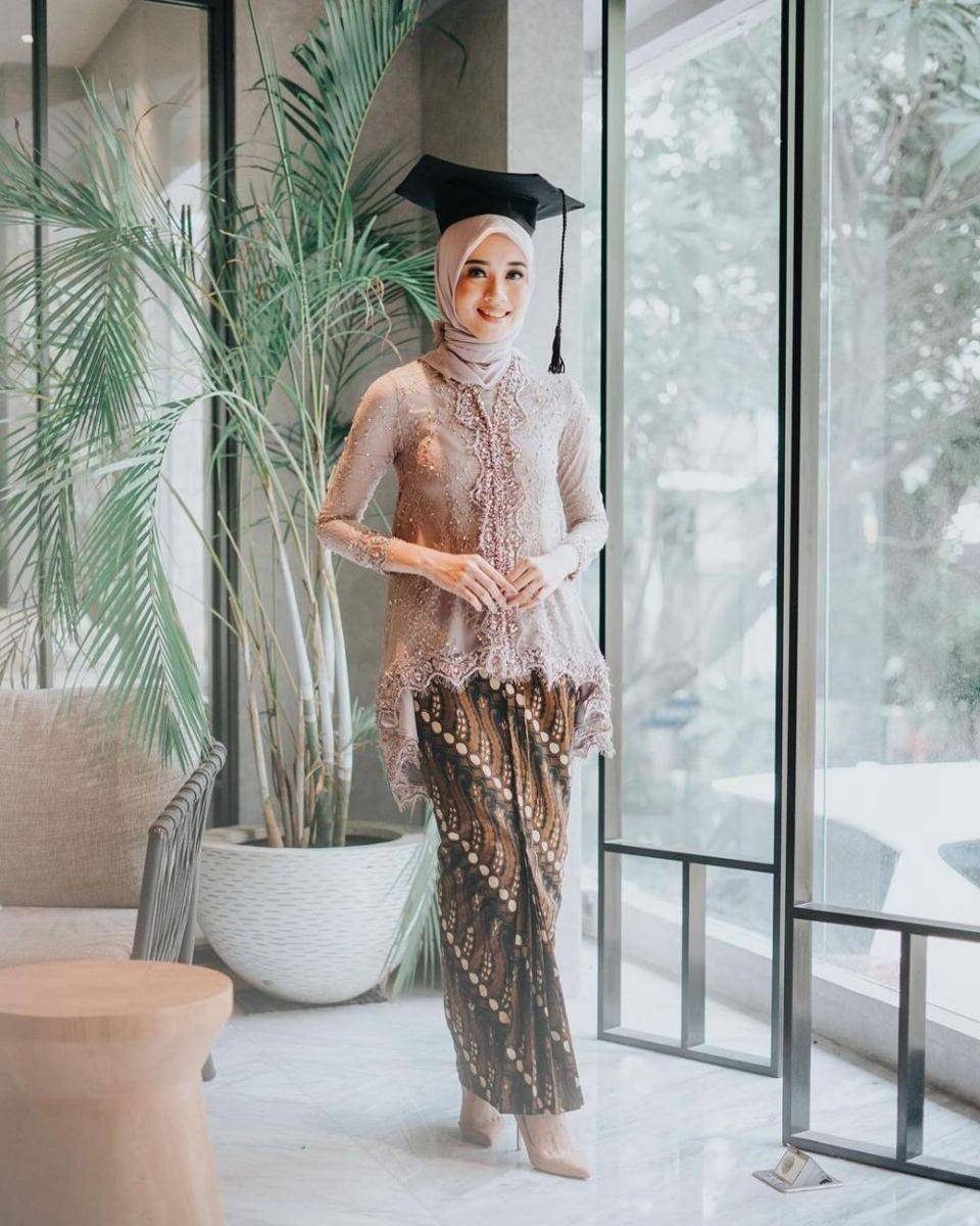 Kebaya brokat wisuda. (instagram.com/vinamaulina)
