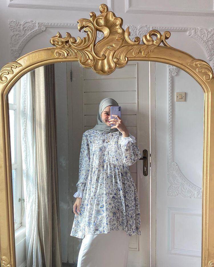potret Astri Ratnasari memakai floral outfit (instagram.com/nasariastri)