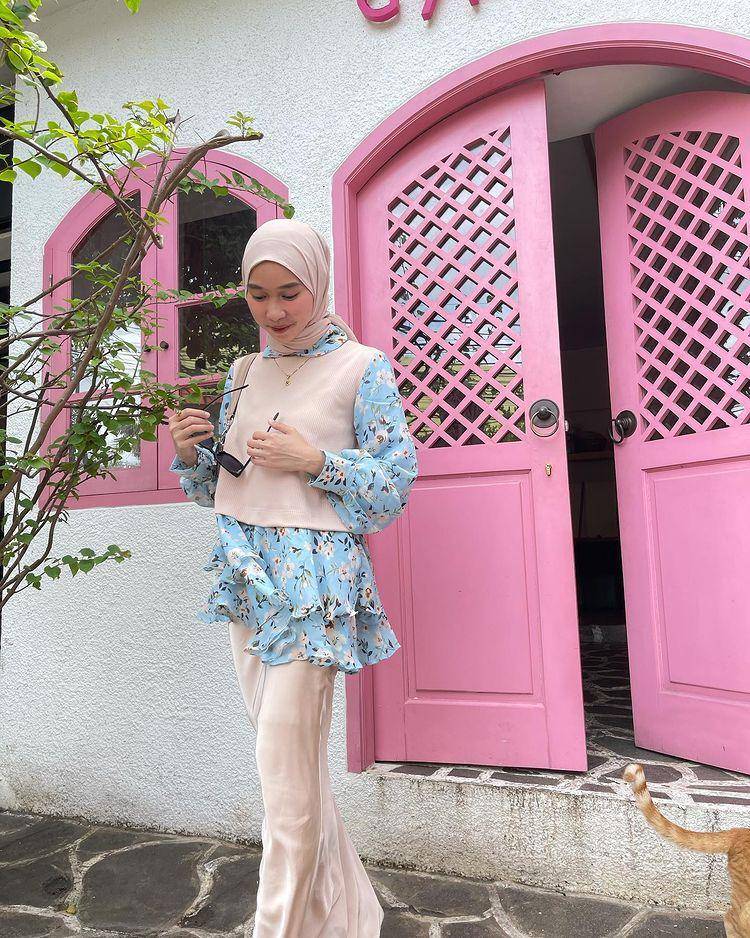 potret Astri Ratnasari memakai floral outfit (instagram.com/nasariastri)