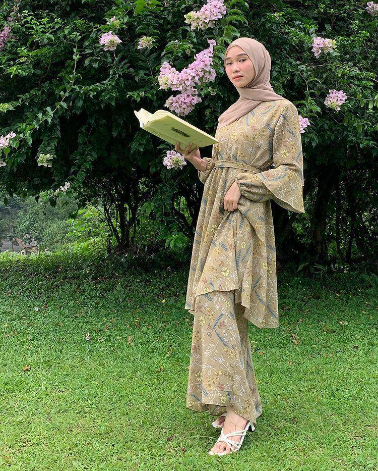 potret Astri Ratnasari memakai floral outfit (instagram.com/nasariastri)