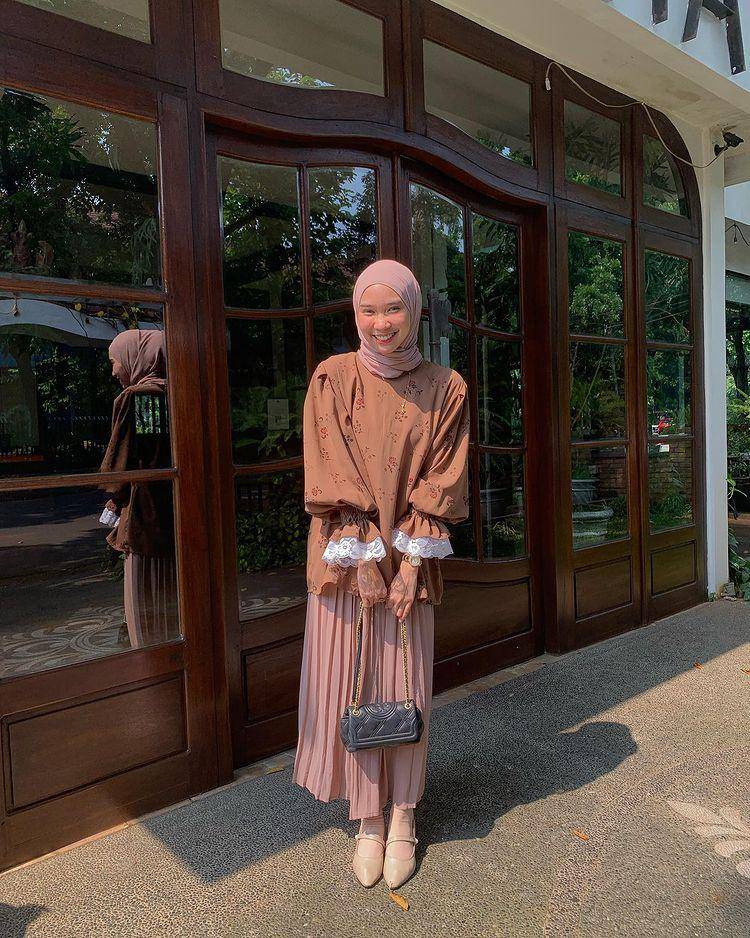 potret Astri Ratnasari memakai floral outfit (instagram.com/nasariastri)