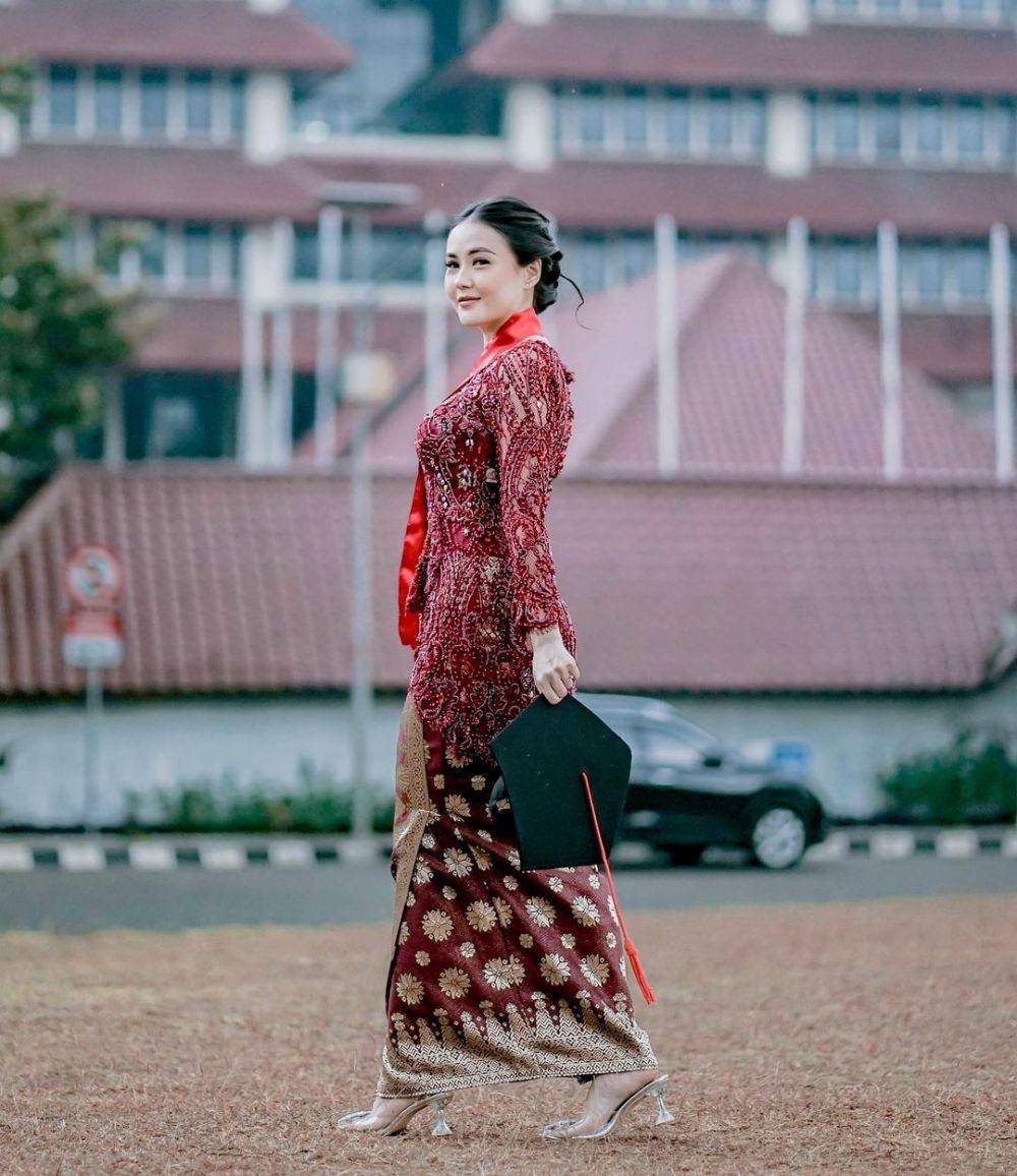 Kebaya brokat wisuda. (instagram.com/sarahgibson21)