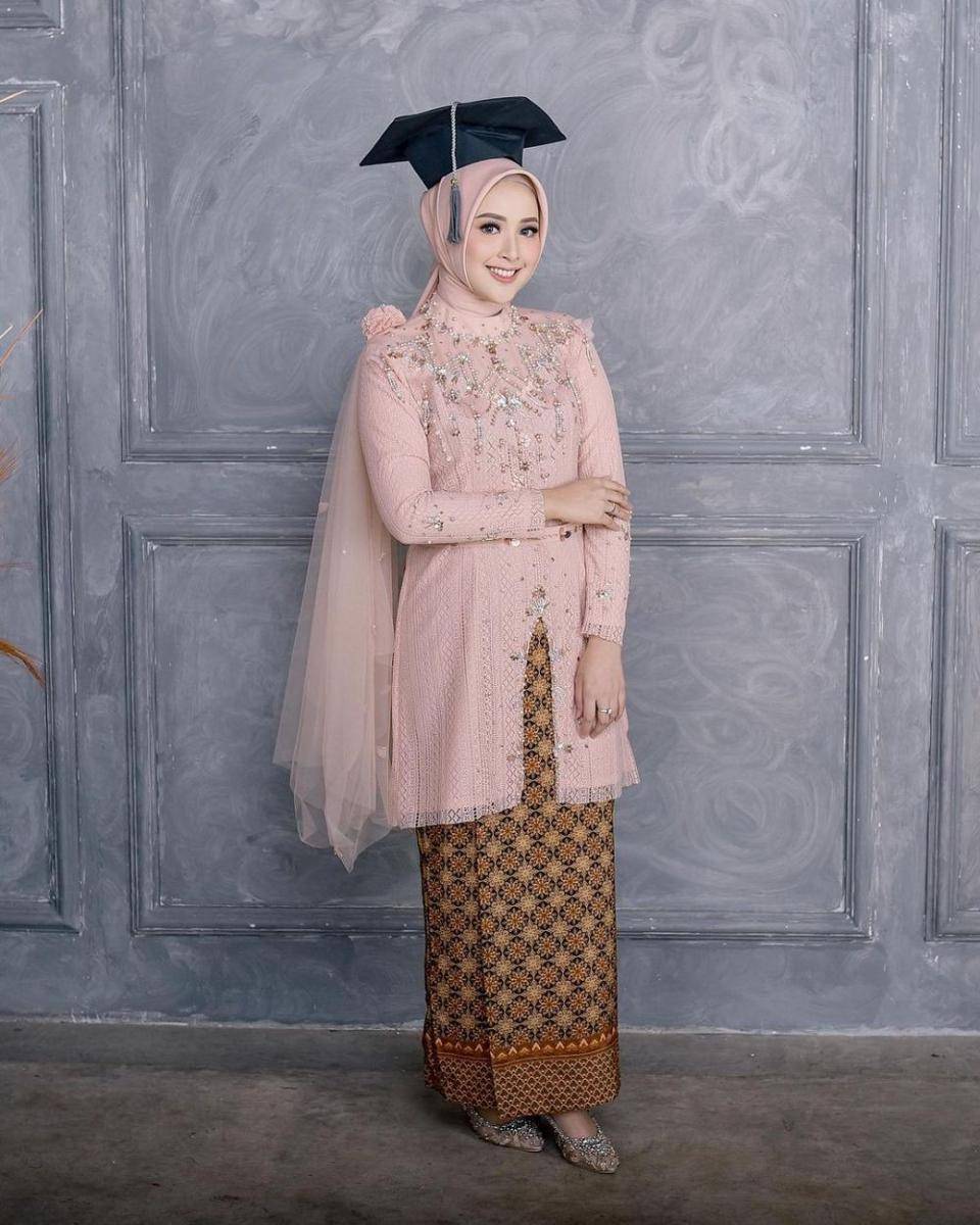 Kebaya brokat wisuda. (instagram.com/delmiraprabu)