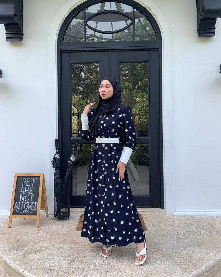 potret Astri Ratnasari memakai floral outfit (instagram.com/nasariastri)