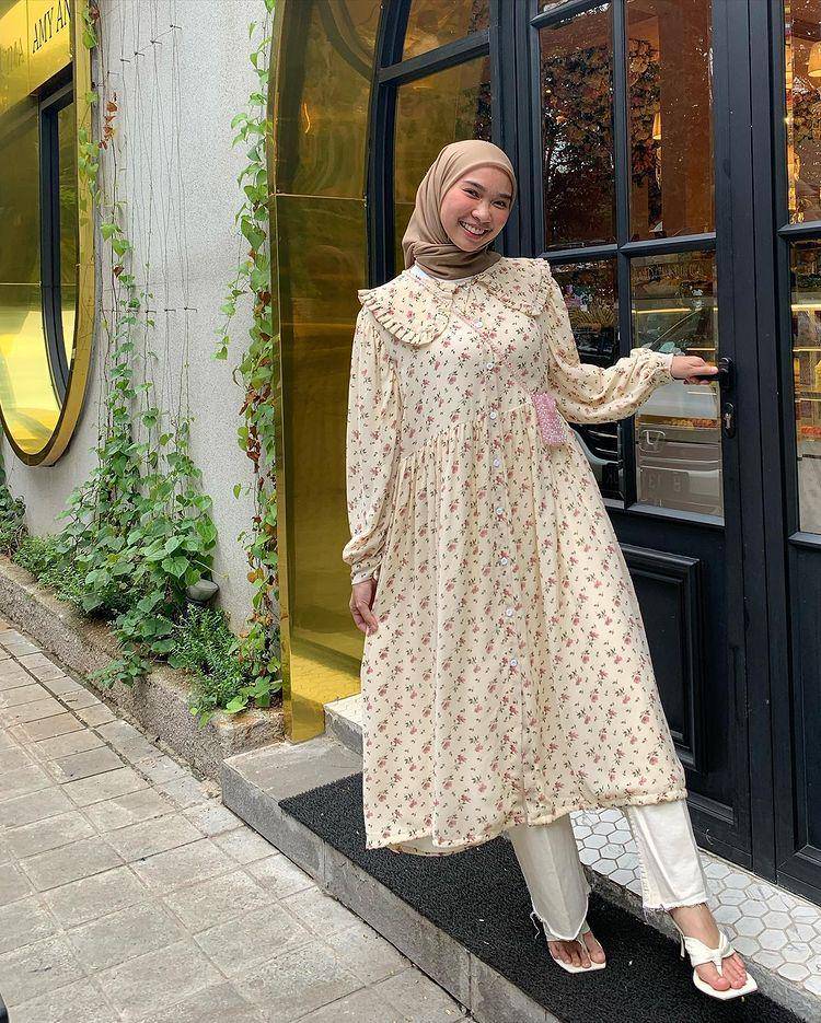 potret Astri Ratnasari memakai floral outfit (instagram.com/nasariastri)
