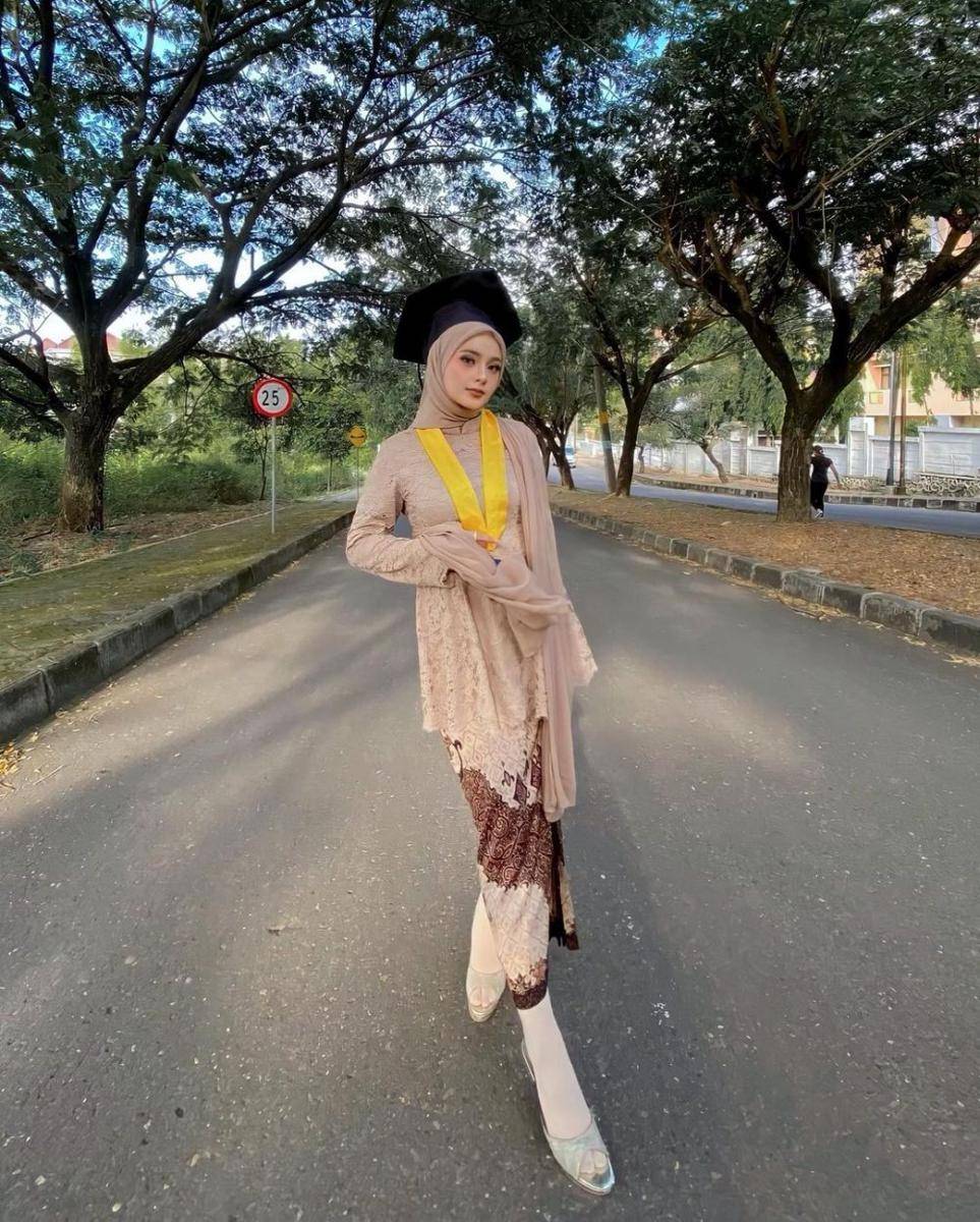 Kebaya brokat wisuda. (instagram.com/firgaaa)