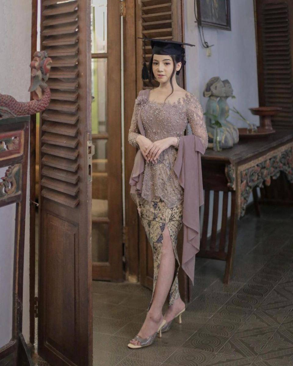 Kebaya brokat wisuda. (instagram.com/ansrhma.jpg)