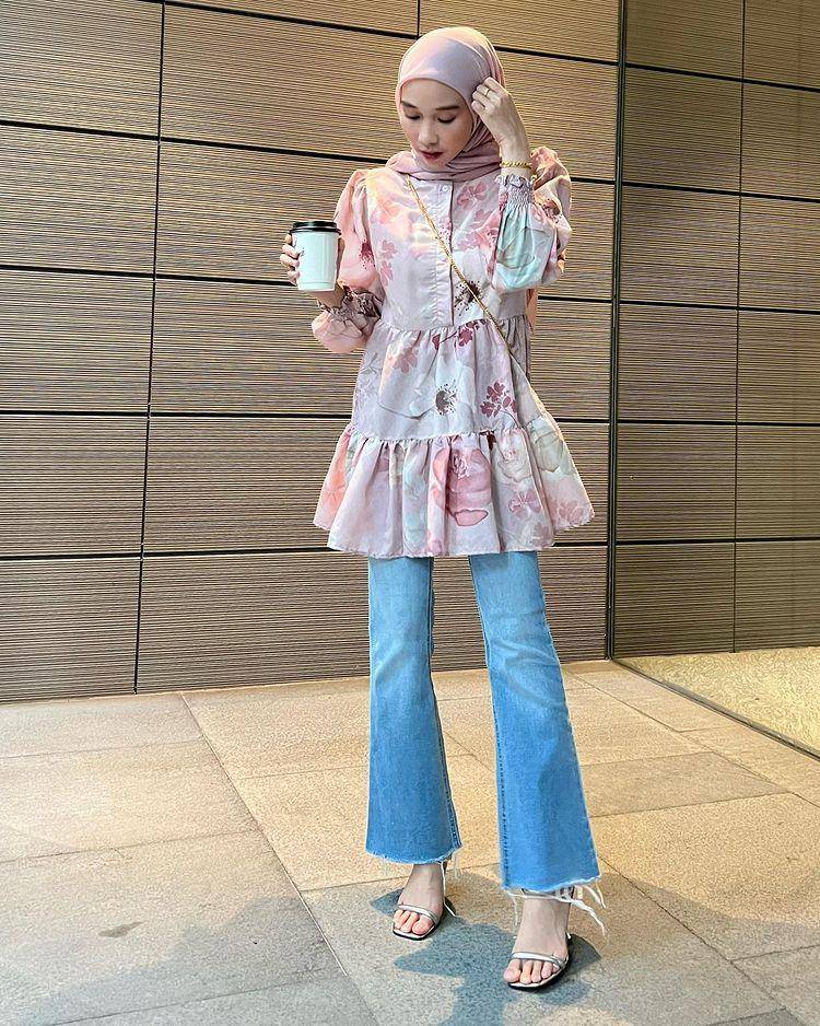 potret Astri Ratnasari memakai floral outfit (instagram.com/nasariastri)