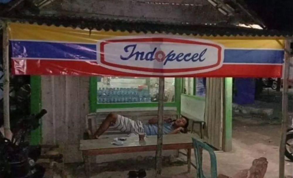 spanduk pelesetan mini market (twitter.com/nocontextwarung)