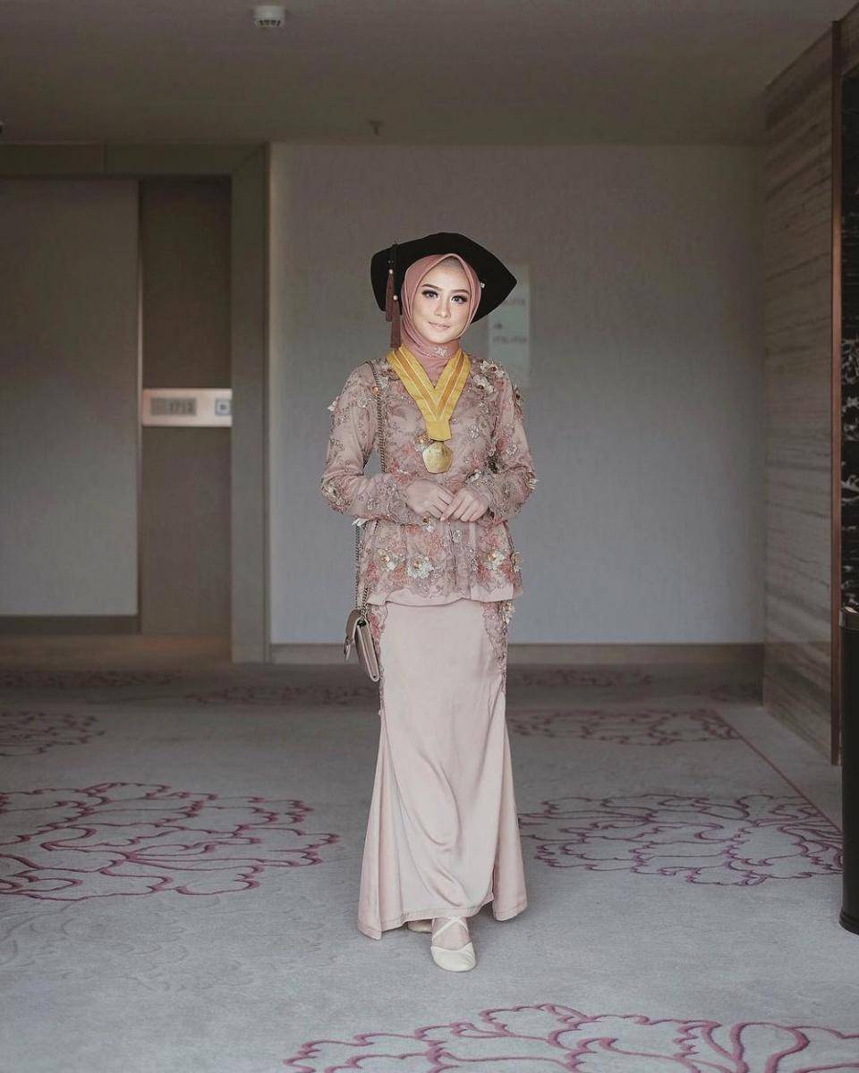 Kebaya brokat untuk wisuda. (instagram.com/helminursifah)