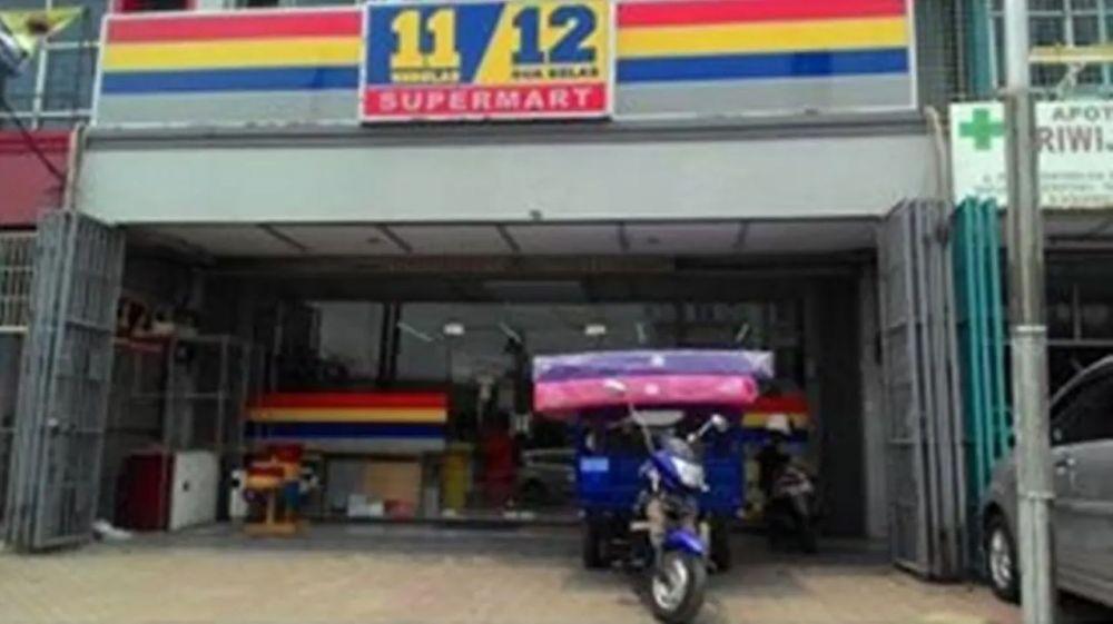 spanduk pelesetan mini market (twitter.com/txtdarioffstore)