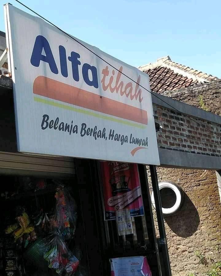 spanduk pelesetan mini market (twitter.com/nocontextwarung)