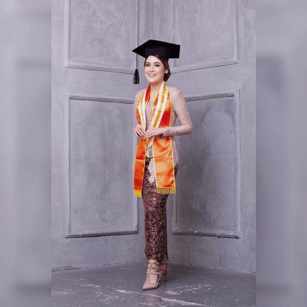 Kebaya brokat wisuda. (instagram.com/andsur18)