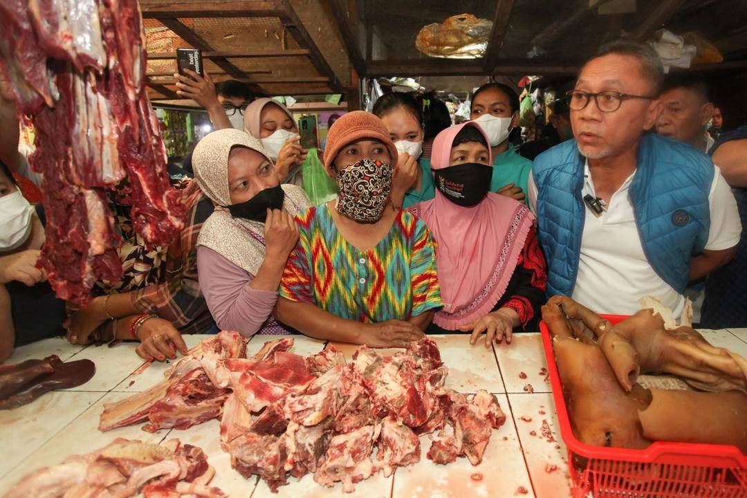 Menteri Perdagangan Zulkifli Hasan (kanan) meninjau stan penjual daging sapi di Pasar Dukuh Kupang, Surabaya, Jawa Timur, Minggu (14/8). (ANTARA FOTO/Didik Suhartono)