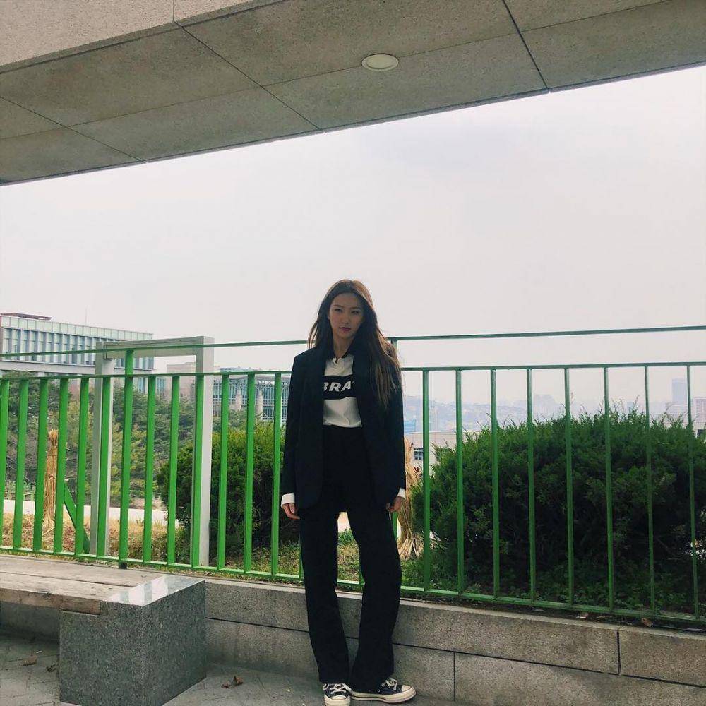 Outfit stylish dengan celana jeans (instagram.com/eeunseo._.v)