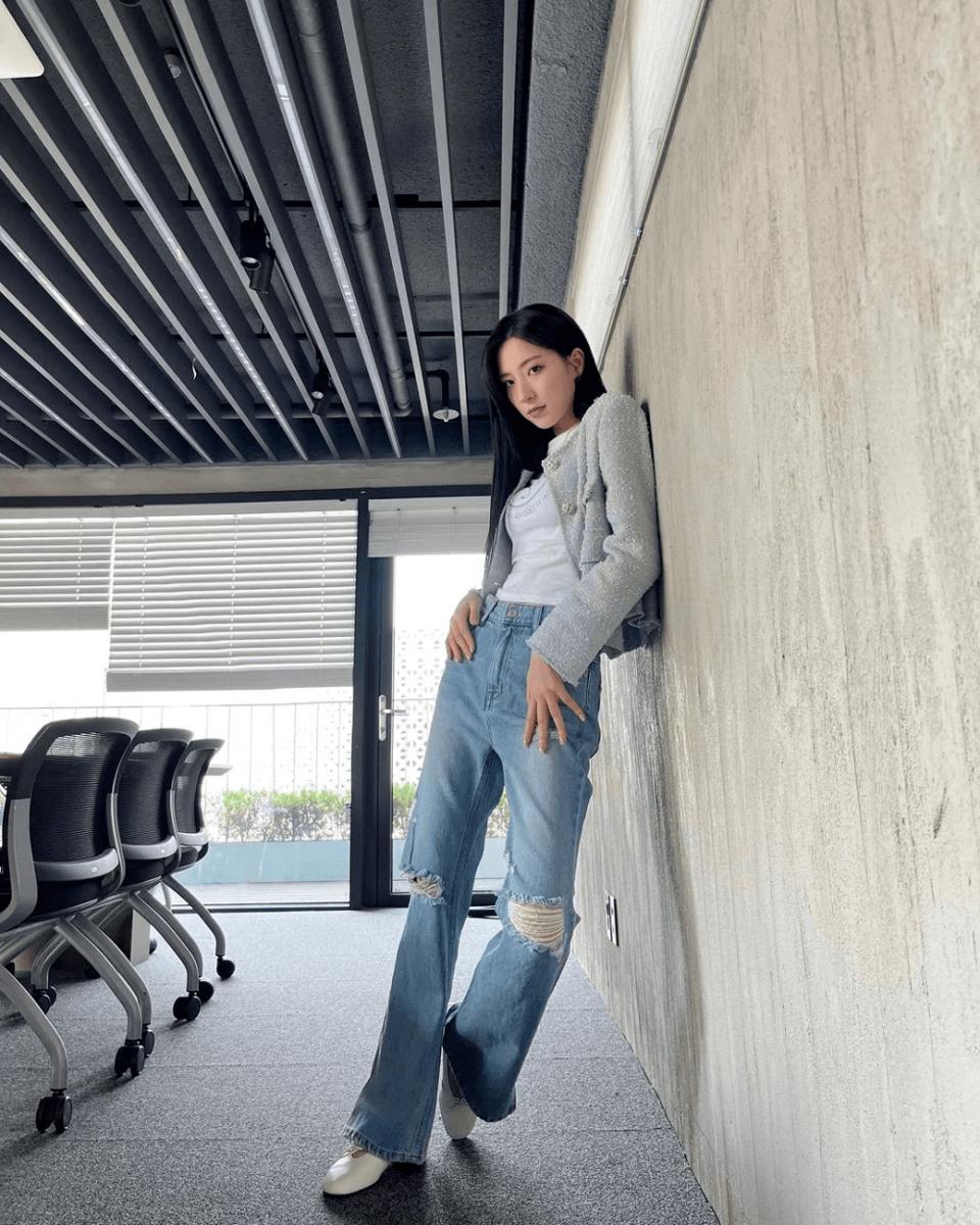 10 Inspirasi Outfit Celana Jeans ala Eunseo WJSN, Stylish Abis!
