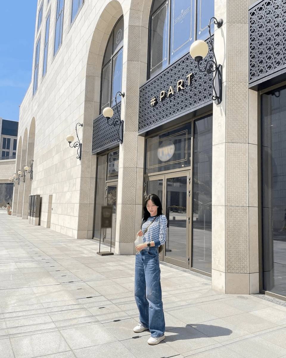 Outfit stylish dengan celana jeans (instagram.com/eeunseo._.v)