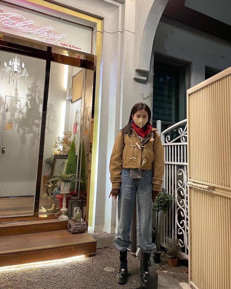 Outfit stylish dengan celana jeans (instagram.com/eeunseo._.v)