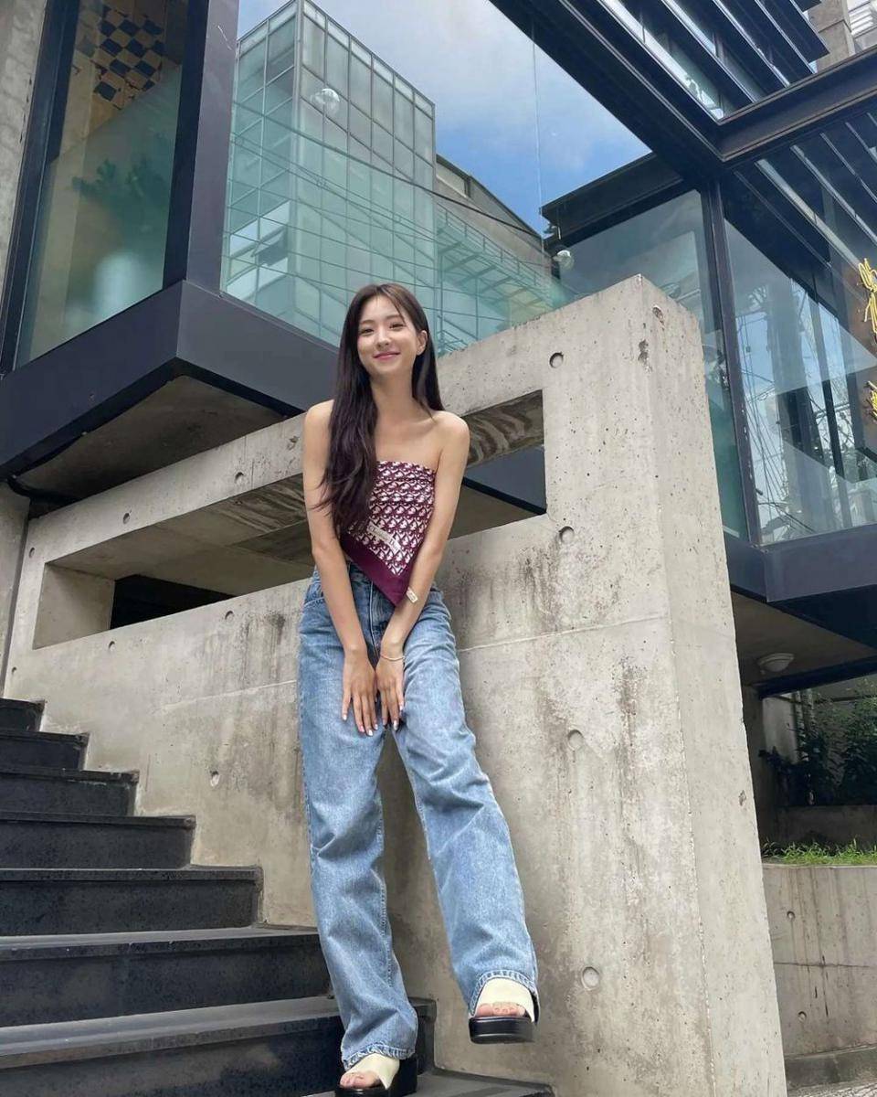 Outfit stylish dengan celana jeans (instagram.com/eeunseo._.v)