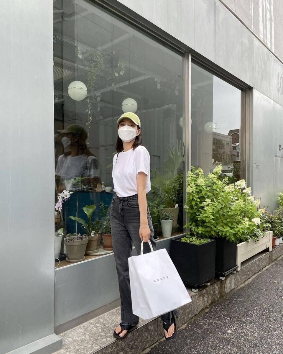 Outfit stylish dengan celana jeans (instagram.com/eeunseo._.v)